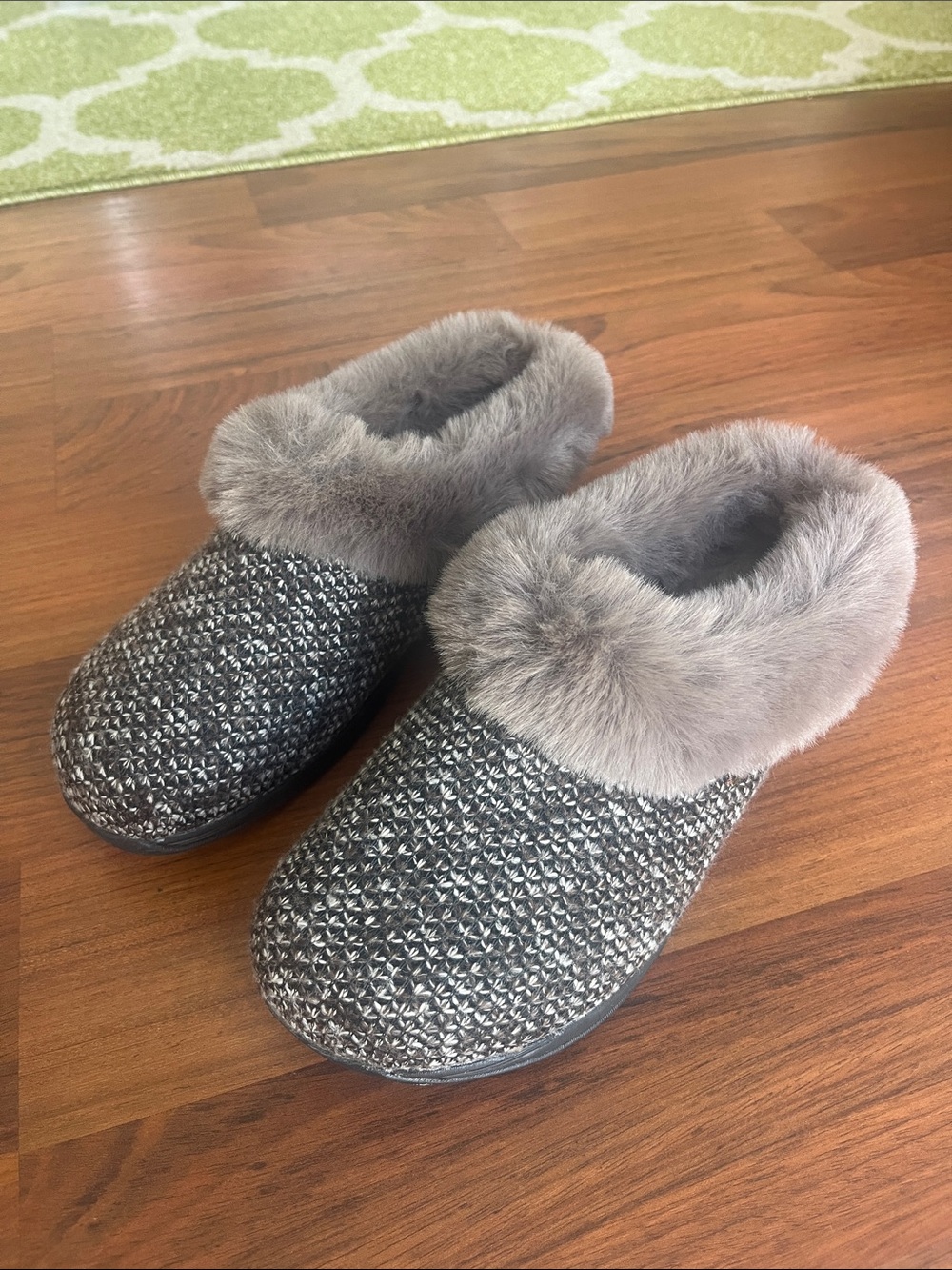 Cozy Knit Faux-Fur Clog Slippers in Gray